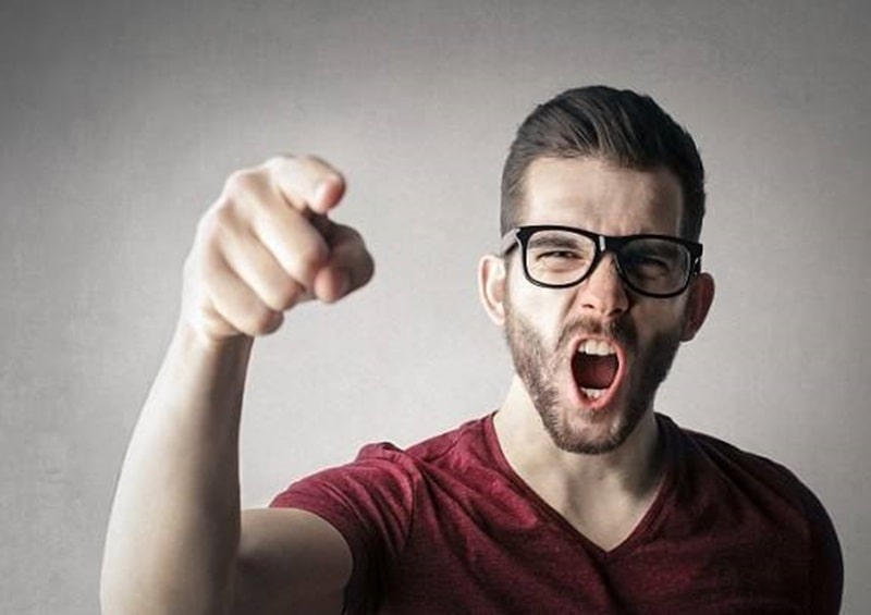مجازات فحاشی و تهدید درب منزل